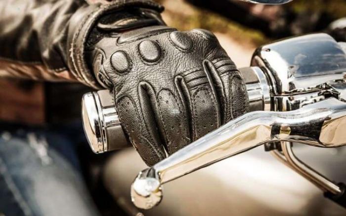 Les gants désormais obligatoires en deux roues