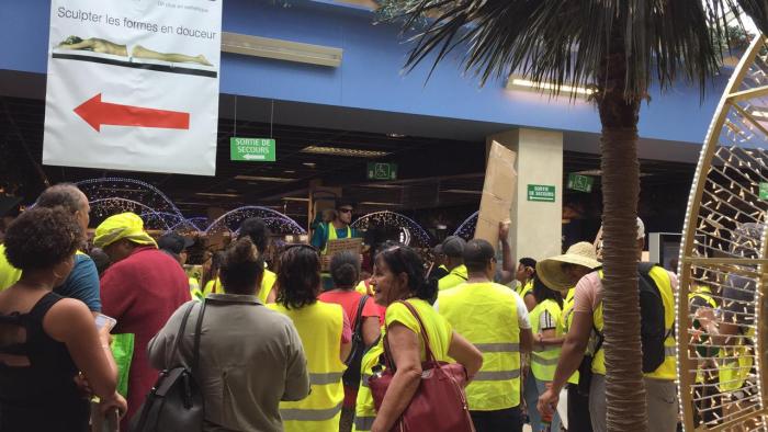 Les gilets jaunes envahissent le centre commercial de la Galleria