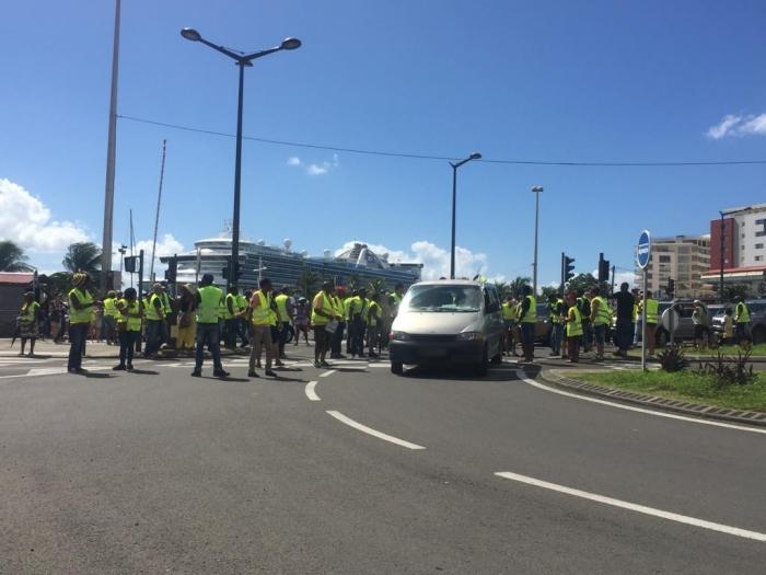 Les gilets jaunes passent à l'action à Fort-de-France