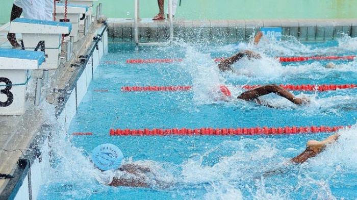 Les nageurs Guadeloupéens dans leur bain aux CARIFTA