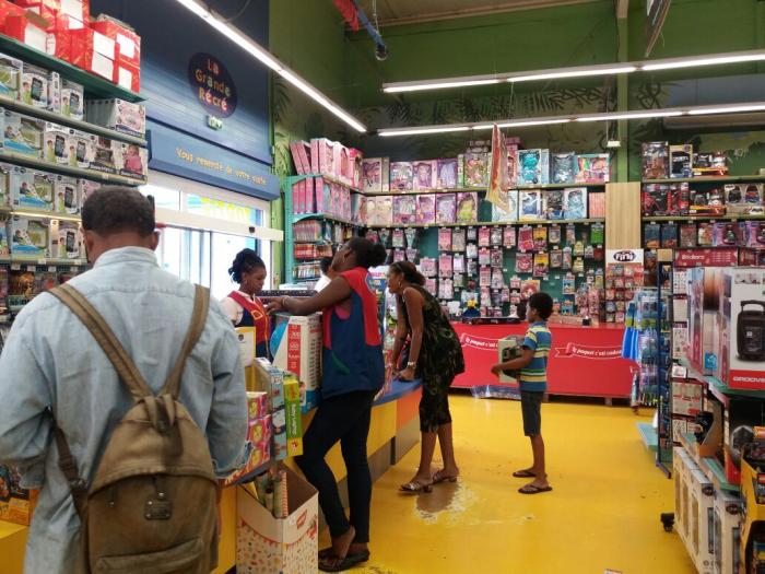 Les parents de retour dans les magasins de jouets pour ramener les jouets défectueux