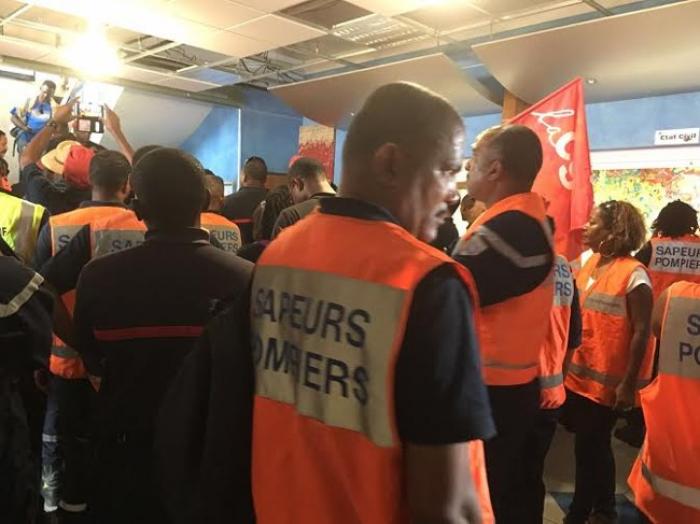 Les pompiers en grève sont à la mairie du Marin