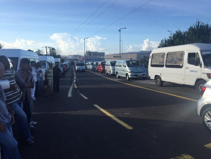 Les taxis collectifs roulent "au pas" sur l'autoroute