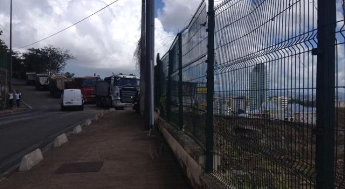 Les transporteurs menacent de bloquer une nouvelle fois le chantier du lycée Schoelcher