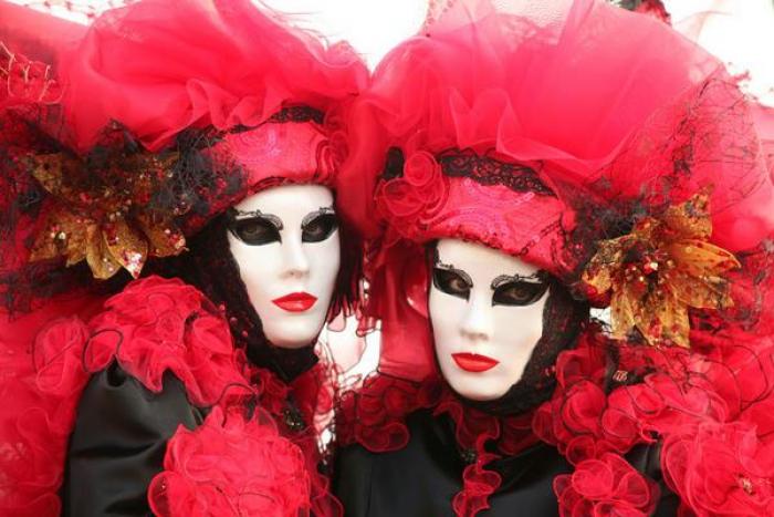 Mi-Carême: défilé en rouge et noir