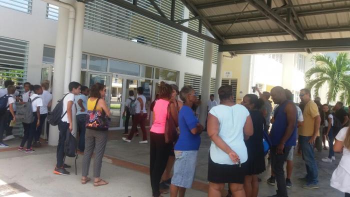 Mobilisation des parents d'élèves devant le collège du Diamant