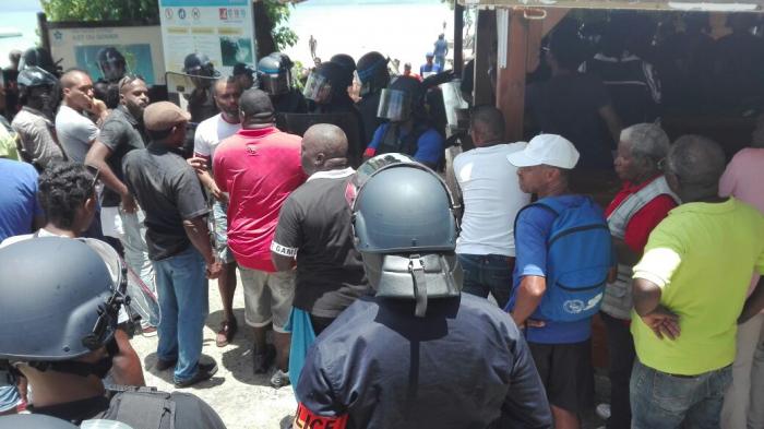 Mobilisation à l'Anse Canot au Gosier contre la démolition d'un restaurant