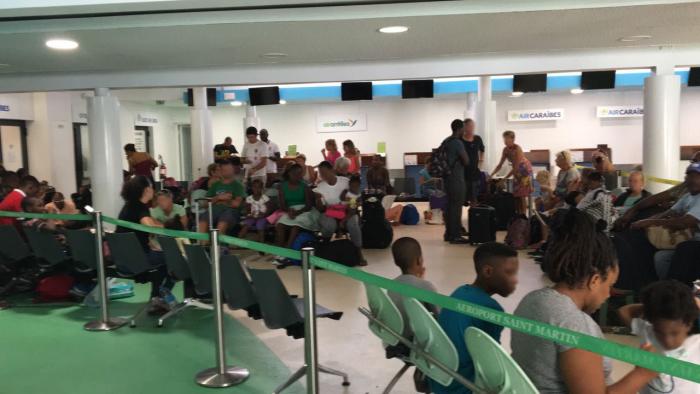 À l'aéroport de Grand Case, les candidats à l'évacuation attendent leur tour
