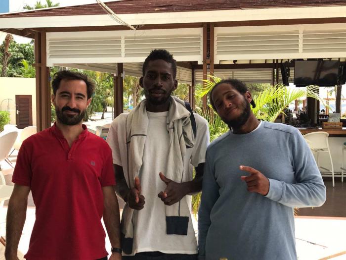 "Nous avons vu une quinzaine de bateaux passer près de nous sans nous voir", raconte Ismaël Némorin