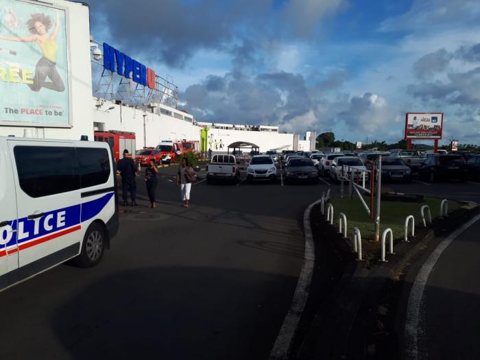Odeur suspecte au sein du centre commercial de Place d'Armes au Lamentin