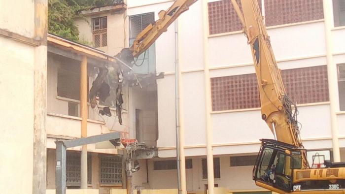 Phase de déconstruction des bâtiments du lycée Schoelcher avant sa démolition