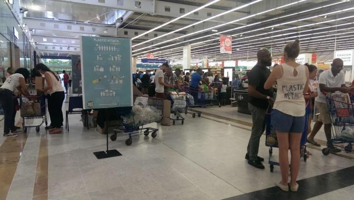 Plastic Attack continue son combat pour faire diminuer les emballages plastiques