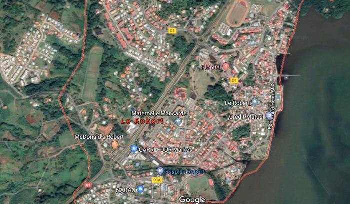 Plusieurs familles du Robert rassemblées pour défendre leurs maisons situées sur le littoral