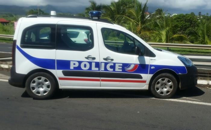 Pris en chasse, il n'hésite pas à envoyer la voiture de police dans le décor