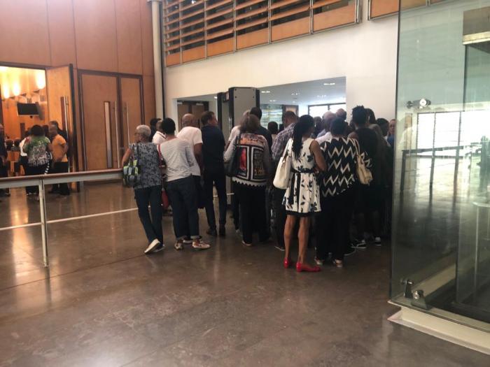 Sélection du jury, affluence et panne de courant : les premières minutes du procès Ponsar