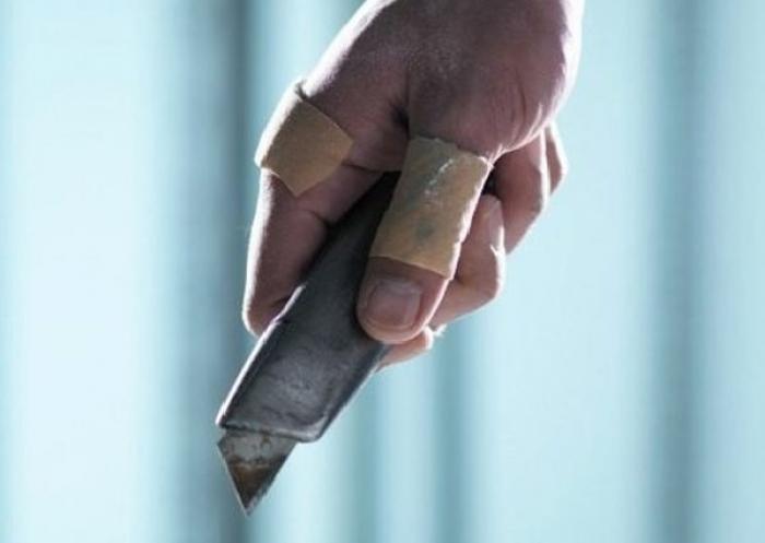 Son ex danse avec un autre homme, il sort le cutter