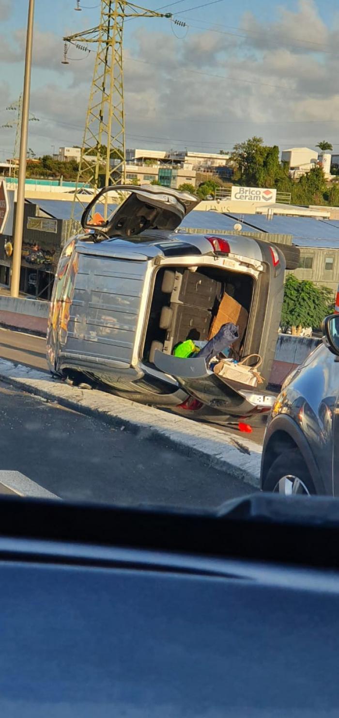 Spectaculaire accident en direction du Lamentin