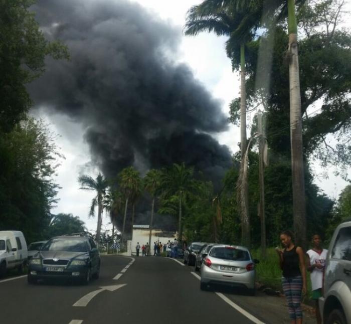 Spectaculaire incendie à l'usine Datex à Sainte-Marie