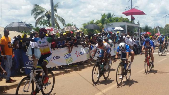 Tour cyclisme de Guyane 2017 : Luis Sablon de la sélection de la Guadeloupe remporte au sprint à Apatou.