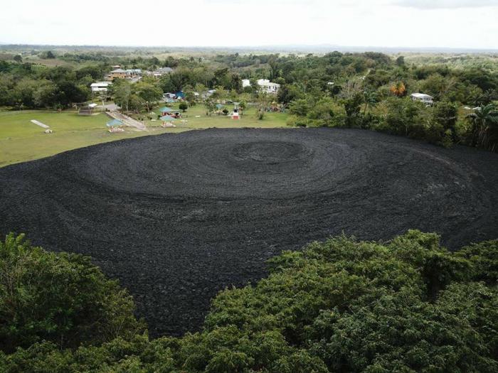 Trinidad : un volcan de boue entre en éruption durant le carnaval