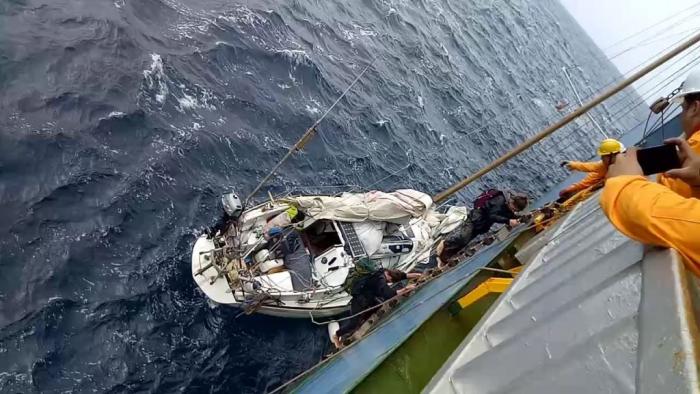 Trois plaisanciers espagnols secourus en plein océan grâce à leur balise