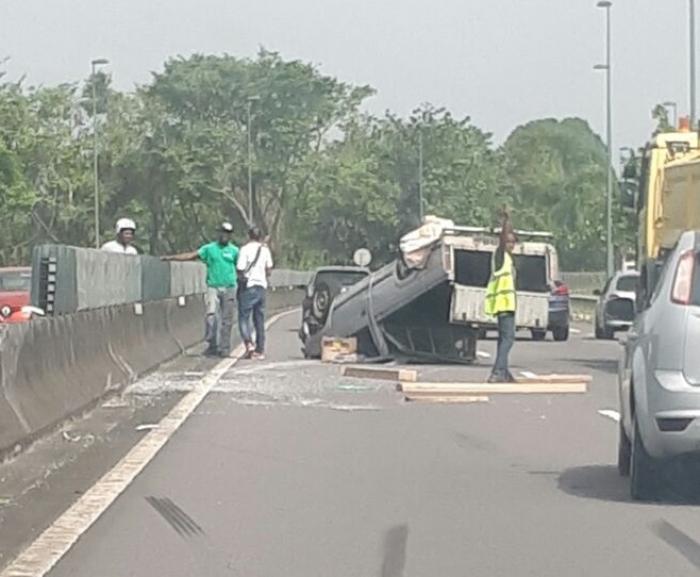 Un accident non loin de l'aéroport provoque un gros embouteillage