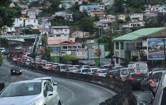 Un accident sur la Rocade de Fort-de-France provoque des embouteillages