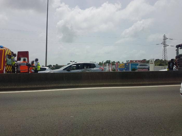 Un accrochage entre une voiture et un poids lourd sur l'autoroute fait un blessé léger