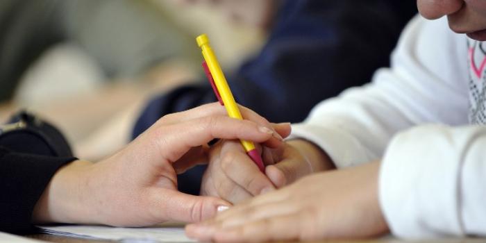 Un agent scolaire soupçonné de corruption de mineur
