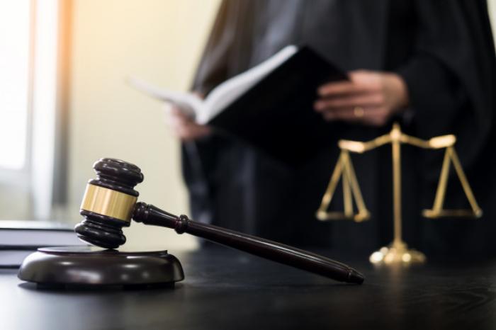 Un ami violent et un cambrioleur devant les juges