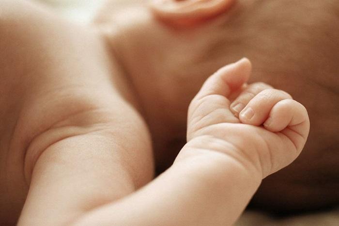 Un bébé jeté aux ordures