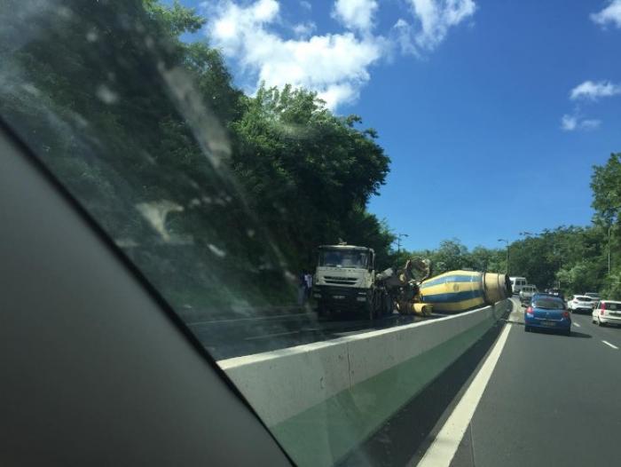 Un camion accidenté provoque un énorme embouteillage