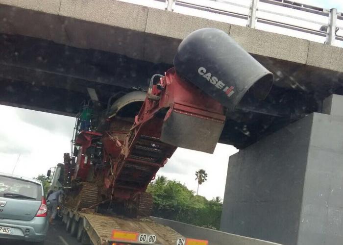 Un camion coincé sous la passerelle de l'aéroport