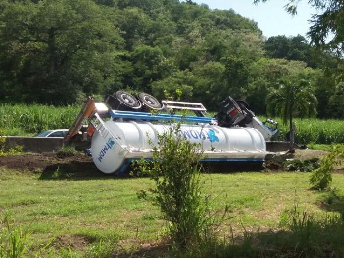 Un camion de carburant se renverse au Carbet