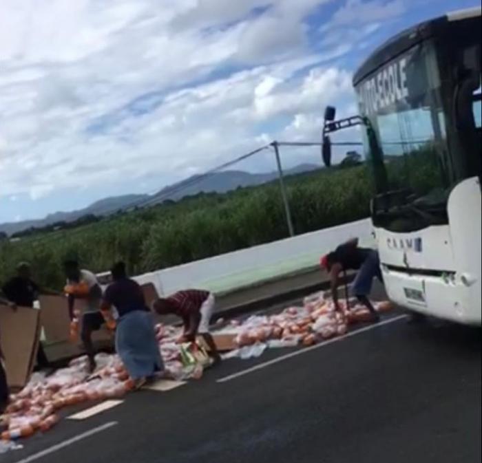 Un camion perd sa cargaison de jus de fruits au rond point de Carrère