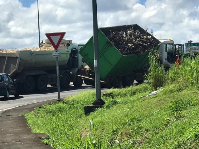 Un camion perd son chargement au rond point de Wonche