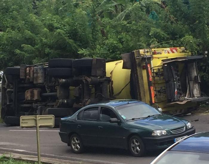 Un camion poubelle se renverse à Chopotte au François