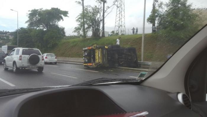 Un camion poubelle se renverse sur l'autoroute