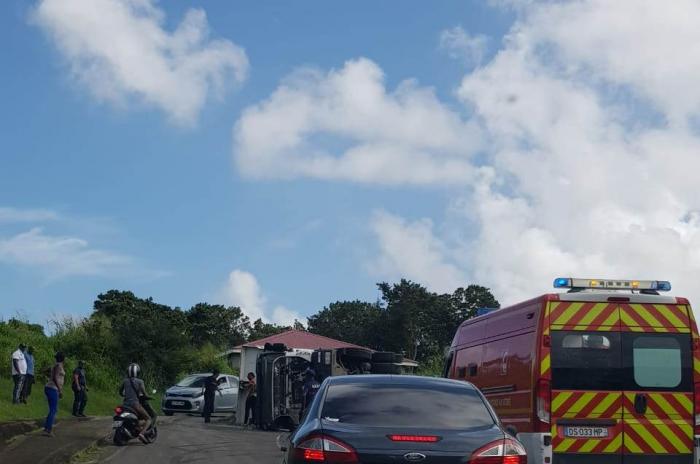 Un camion se renverse au Saint-Esprit