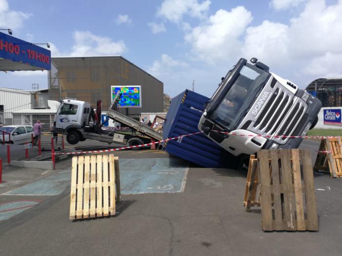 Un camion se renverse dans la zone de la Jambette