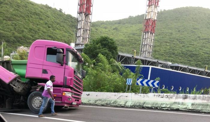 Un camion se renverse dans le virage de Bellefontaine