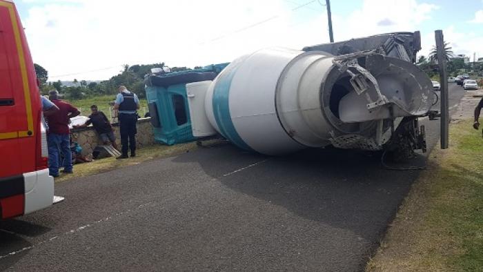 Un camion toupie s'est renversé sur la route à Sainte-Marguerite
