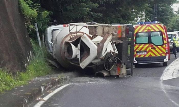Un camion toupie se renverse à Fond Lahaye, plusieurs heures d'embouteillages