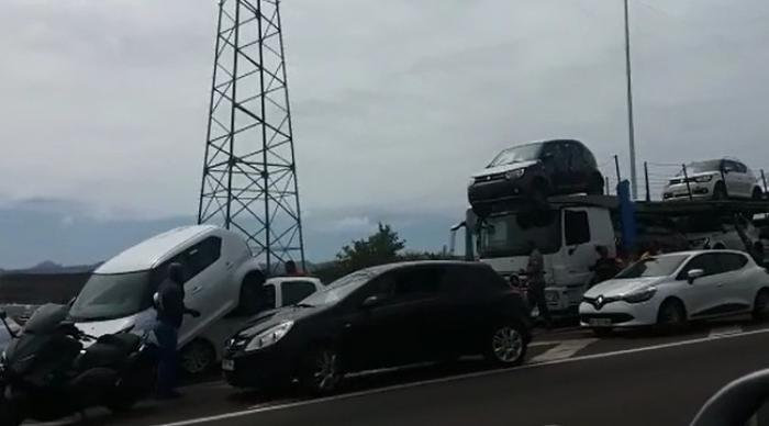 Un camion transportant des véhicules a perdu son chargement sur l'autoroute