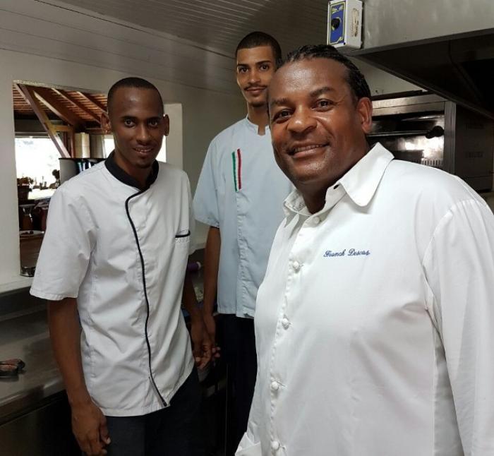 Un chef reconnu prodigue ses conseils à nos jeunes cuisiniers