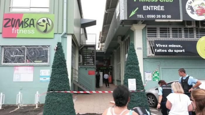 Un client tire devant son club de fitness