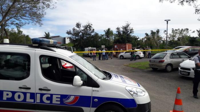 Un corps devant l'aquarium