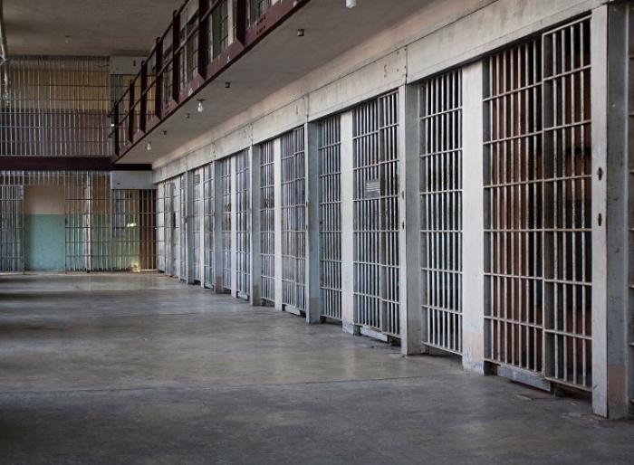 Un détenu monte sur le toit de la prison de Ducos