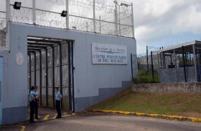 Un détenu retranché sur le toit de la prison