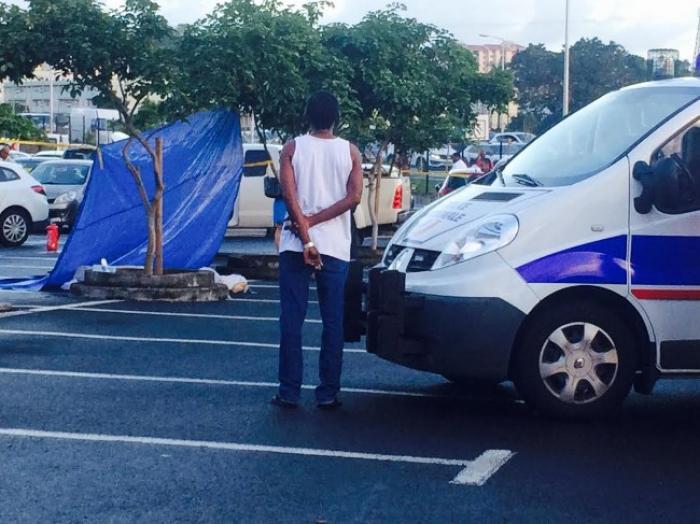 Un homme ligoté retrouvé mort dans une voiture en feu à Fort-de-France